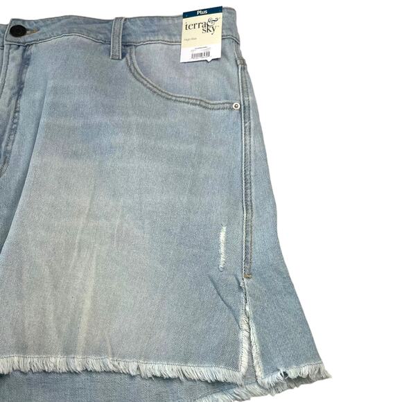 Terra & Sky Size 22W High Rise Light Wash Frayed Hem Side Silt Denim Jean Shorts - Picture 3 of 9
